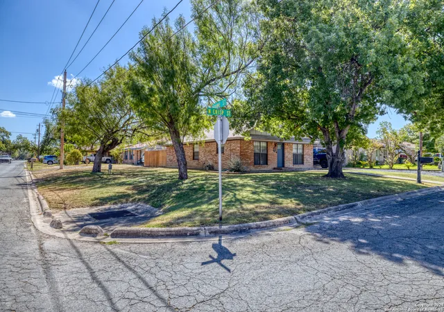 Photo 2 of Sale Pending at 470 N Crisp St, Uvalde, TX 78801 | MLS# 1802084 | Listing updated on 2026-01-01