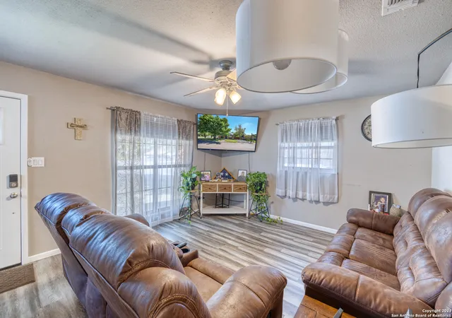 Photo 4 of Sale Pending at 470 N Crisp St, Uvalde, TX 78801 | MLS# 1802084 | Listing updated on 2026-01-01