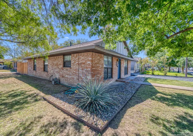 Photo 3 of Sale Pending at 470 N Crisp St, Uvalde, TX 78801 | MLS# 1802084 | Listing updated on 2026-01-01