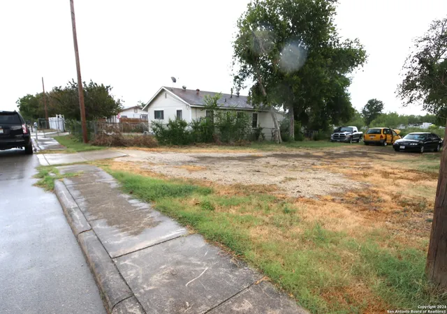 Photo 3 of Sale Pending at 330 Chickering Ave, San Antonio, TX 78210 | MLS# 1804269 | Listing updated on 2025-11-10
