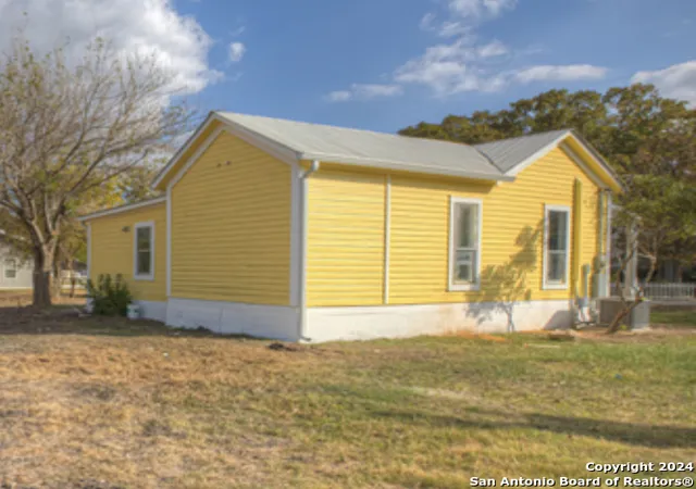 Photo 1 of Single family home for sale at 194 Mckinley Rd, Seguin, TX 78155 | MLS# 1806254 | Listing updated on 2025-04-23
