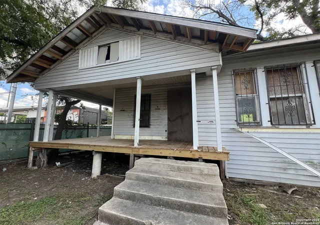 Photo 2 of Single family home for sale at 1322 Hays St, San Antonio, TX 78202 | MLS# 1806923 | Listing updated on 2026-01-06
