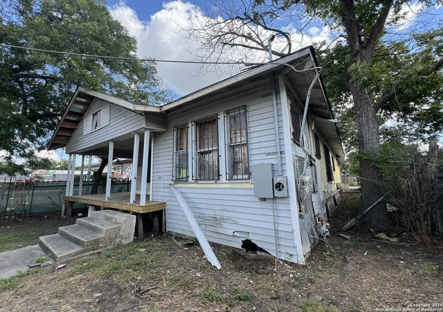 Photo 3 of Single family home for sale at 1322 Hays St, San Antonio, TX 78202 | MLS# 1806923 | Listing updated on 2026-01-06