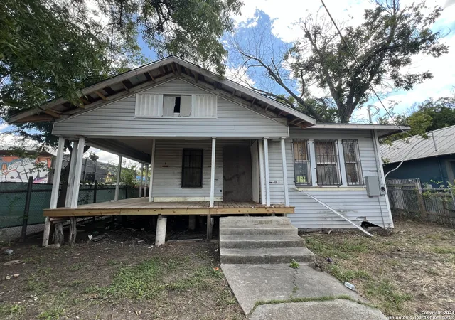 Photo 3 of Single family home for sale at 1322 Hays St, San Antonio, TX 78202 | MLS# 1806923 | Listing updated on 2026-01-06