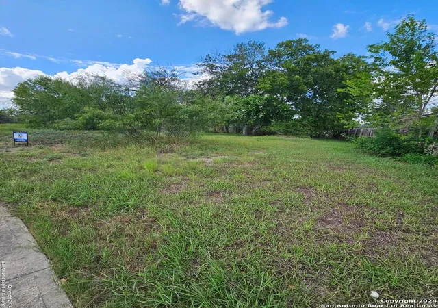 Photo 4 of Sale Pending at 1319 Ilene Lynn St, San Antonio, TX 78224 | MLS# 1807464 | Listing updated on 2026-02-17