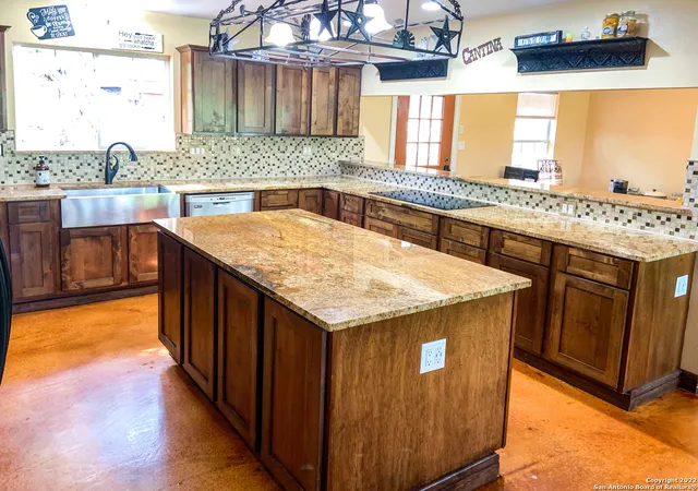 4th image of 208 Scenic Mountain Dr, Lakehills, TX 78063 | MLS# 1808562