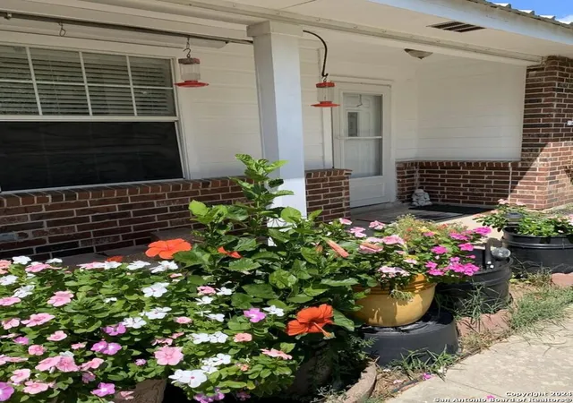 Photo 3 of Single family home for sale at 251 County Road 444, Hondo, TX 78861 | MLS# 1808943 | Listing updated on 2025-12-12