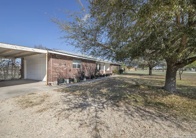 Photo 4 of Single family home for sale at 251 County Road 444, Hondo, TX 78861 | MLS# 1808943 | Listing updated on 2025-12-12
