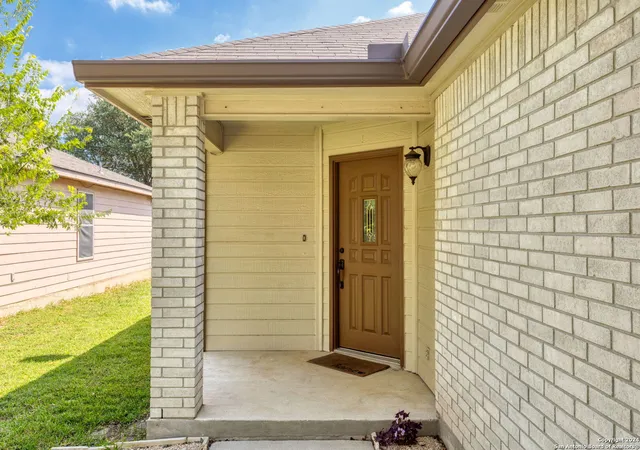 Photo 2 of Sale Pending at 125 Katie Ct, Boerne, TX 78006 | MLS# 1810343 | Listing updated on 2025-09-21