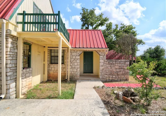 Photo 2 of Sale Pending at 125 Catalina Ct, Kerrville, TX 78028 | MLS# 1810878 | Listing updated on 2025-09-09