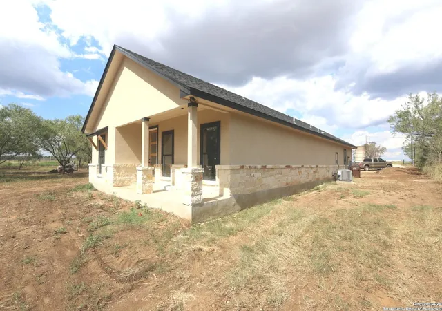 Photo 3 of Single family home for sale at 1186 Us Hwy 181, Floresville, TX 78114 | MLS# 1811603 | Listing updated on 2025-09-27