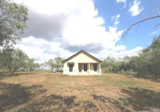 Photo 4 of Single family home for sale at 1186 Us Hwy 181, Floresville, TX 78114 | MLS# 1811603 | Listing updated on 2025-09-27