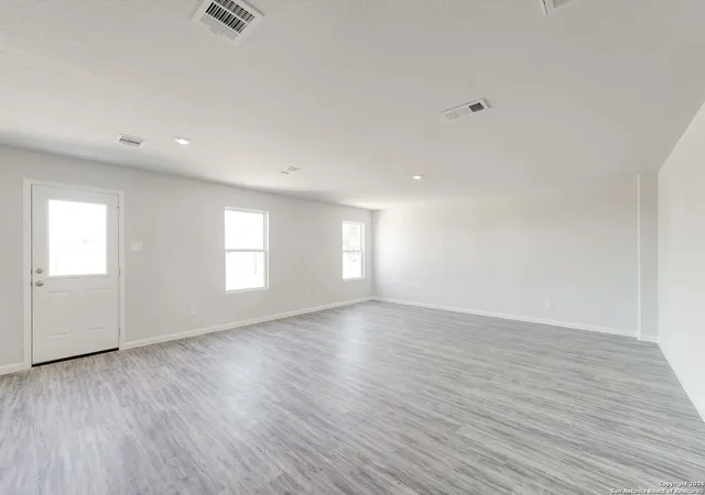 Photo 3 of Single family home for sale at 512 Jean St, Seguin, TX 78155 | MLS# 1813253 | Listing updated on 2025-09-15