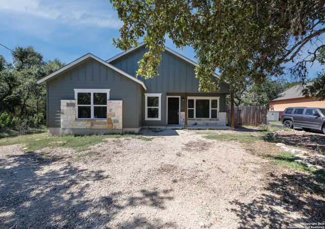 Photo 1 of Single family home for sale at 466 Twin Elm Dr, Canyon Lake, TX 78133 | MLS# 1813316 | Listing updated on 2025-12-01