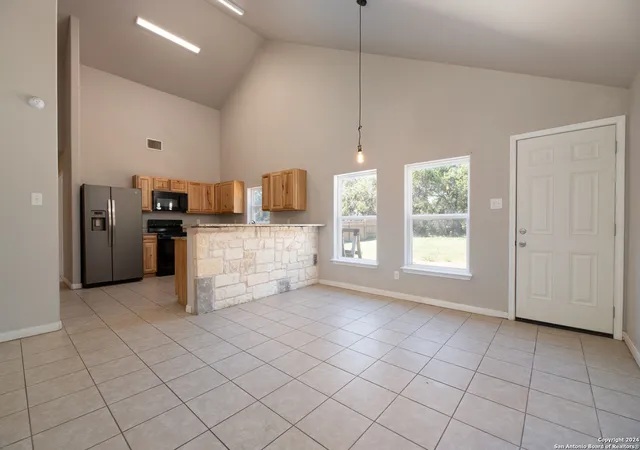 Photo 4 of Single family home for sale at 466 Twin Elm Dr, Canyon Lake, TX 78133 | MLS# 1813316 | Listing updated on 2025-12-01
