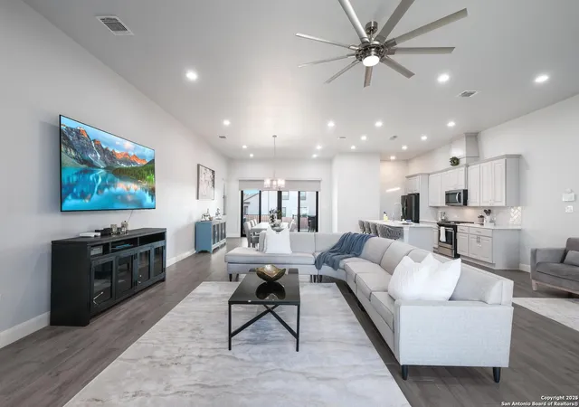 Photo 3 of Single family home for sale at 1304 Meyer Pkwy, New Braunfels, TX 78132 | MLS# 1813799 | Listing updated on 2025-10-08
