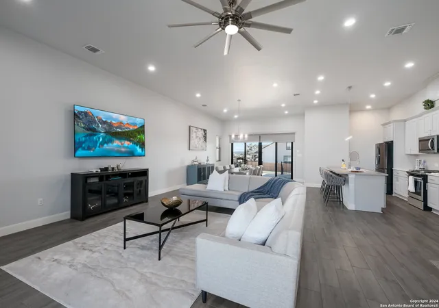 Photo 4 of Single family home for sale at 1304 Meyer Pkwy, New Braunfels, TX 78132 | MLS# 1813799 | Listing updated on 2025-10-08