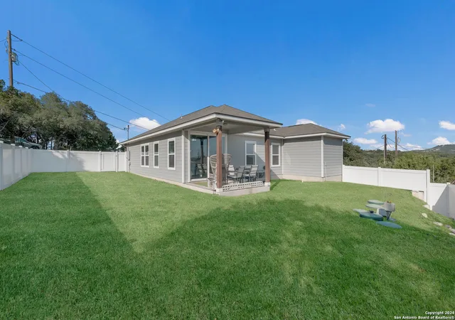 Photo 3 of Single family home for sale at 1025 Alta Vista Ln, Canyon Lake, TX 78133 | MLS# 1815094 | Listing updated on 2025-03-13