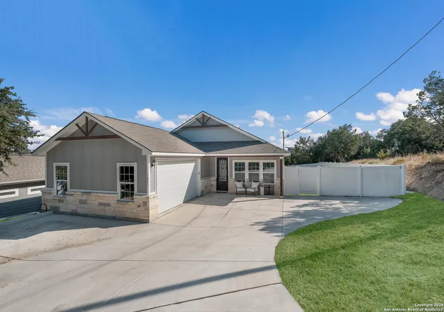 Photo 4 of Single family home for sale at 1025 Alta Vista Ln, Canyon Lake, TX 78133 | MLS# 1815094 | Listing updated on 2025-03-13