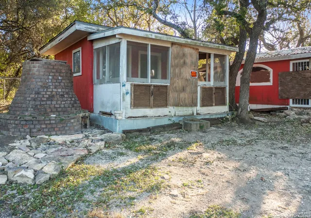 Photo 2 of Single family home for sale at 14811 Cranes Mill, Canyon Lake, TX 78133 | MLS# 1817496 | Listing updated on 2025-03-01