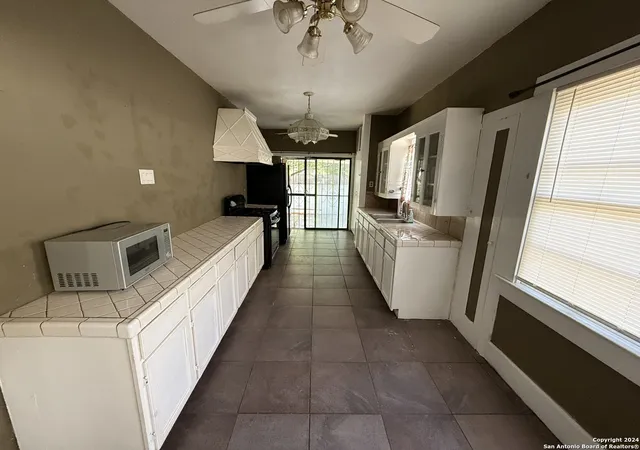 Photo 3 of Single family home for sale at 140 Jeffrey, San Antonio, TX 78201 | MLS# 1818719 | Listing updated on 2025-10-29