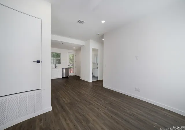 Listing Photo 4 - Condo for sale in building located at 587 E Basel, New Braunfels, TX 78130 - Unit #4