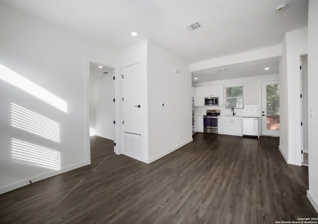 Listing Photo 5 - Condo for sale in building located at 587 E Basel, New Braunfels, TX 78130 - Unit #4