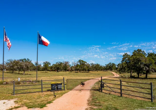 Photo 3 of Single family home for sale at 10 Das Landing, Fredericksburg, TX 78624 | MLS# 1820203 | Listing updated on 2025-10-31