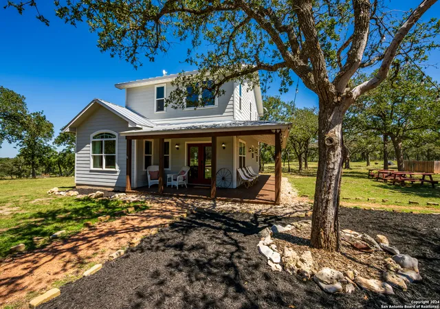 Photo 3 of Single family home for sale at 10 Das Landing, Fredericksburg, TX 78624 | MLS# 1820203 | Listing updated on 2025-10-31