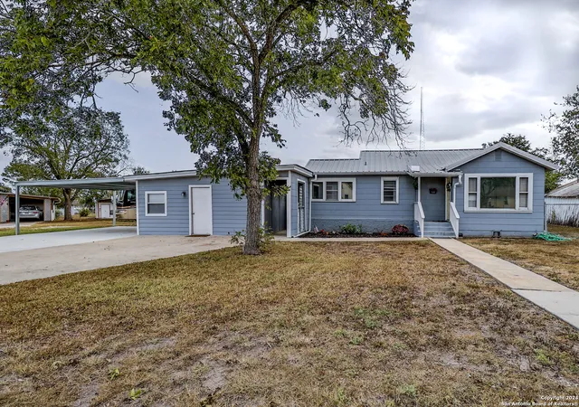 Photo 1 of Single family home for sale at 518 E Main Ave, Karnes City, TX 78118 | MLS# 1821349 | Listing updated on 2025-09-18