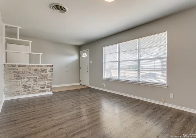 Photo 3 of Single family home for sale at 429 E Lindbergh Blvd, Universal City, TX 78148 | MLS# 1821674 | Listing updated on 2025-12-13