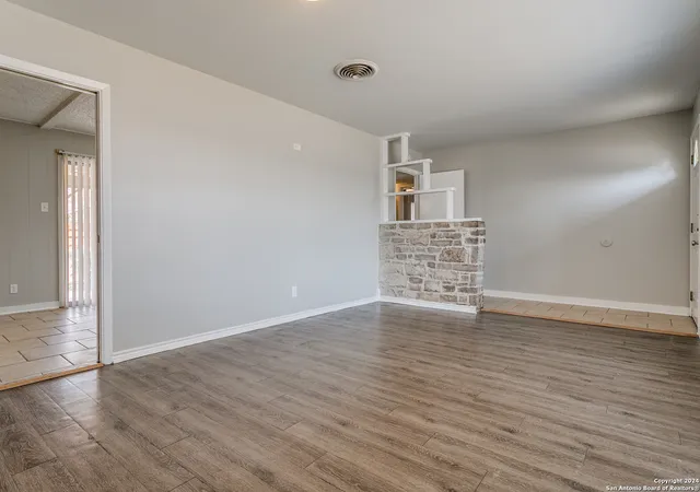 Photo 4 of Single family home for sale at 429 E Lindbergh Blvd, Universal City, TX 78148 | MLS# 1821674 | Listing updated on 2025-12-13