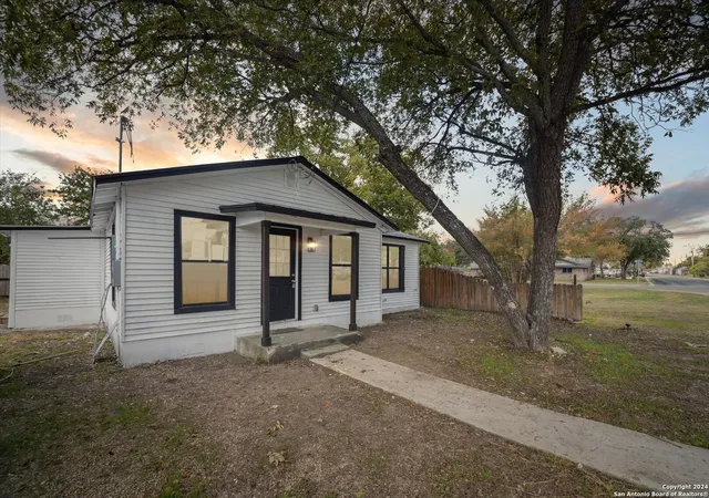 Photo 1 of Single family home for sale at 2204 Avenue N, Hondo, TX 78861 | MLS# 1823189 | Listing updated on 2025-10-24