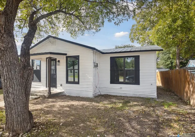 Photo 2 of Single family home for sale at 2204 Avenue N, Hondo, TX 78861 | MLS# 1823189 | Listing updated on 2025-10-24