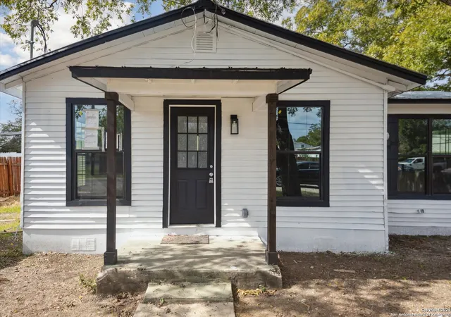 Photo 3 of Single family home for sale at 2204 Avenue N, Hondo, TX 78861 | MLS# 1823189 | Listing updated on 2025-10-24