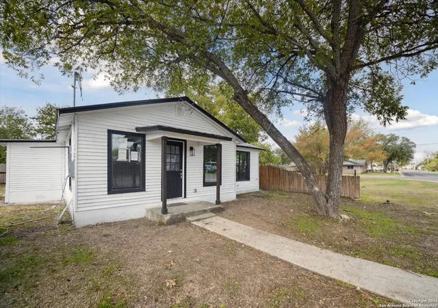 Photo 3 of Single family home for sale at 2204 Avenue N, Hondo, TX 78861 | MLS# 1823189 | Listing updated on 2025-10-24