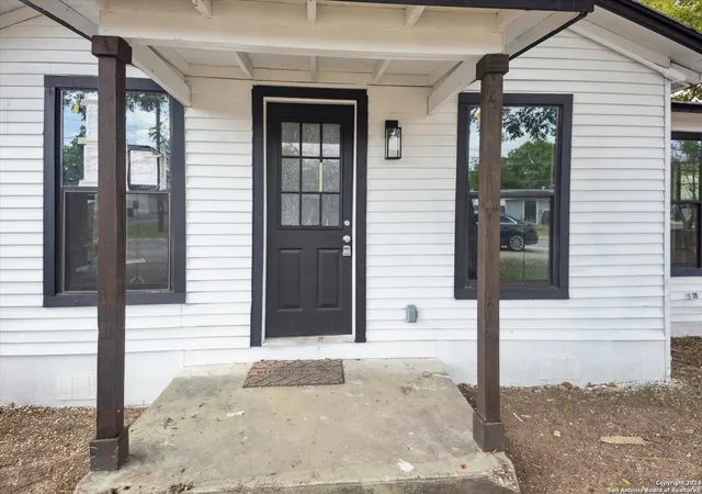 Photo 4 of Single family home for sale at 2204 Avenue N, Hondo, TX 78861 | MLS# 1823189 | Listing updated on 2025-10-24