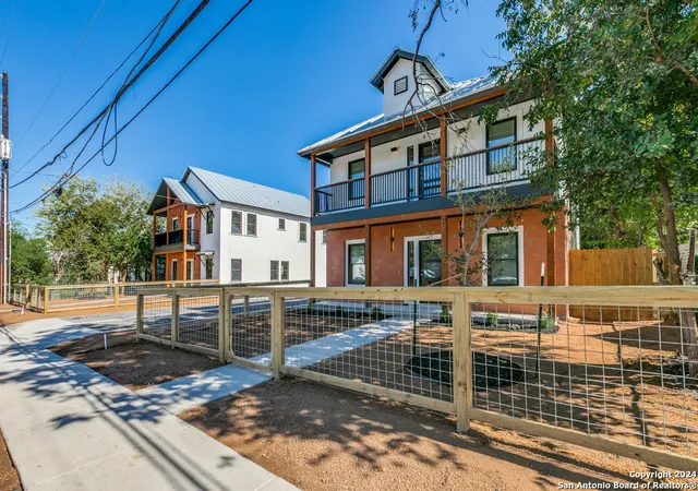 Photo 3 of Sale Pending at 1012 N Cherry St, San Antonio, TX 78202 | MLS# 1823719 | Listing updated on 2025-11-03