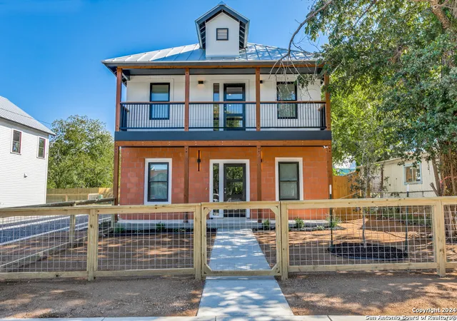 Photo 3 of Sale Pending at 1012 N Cherry St, San Antonio, TX 78202 | MLS# 1823719 | Listing updated on 2025-11-03