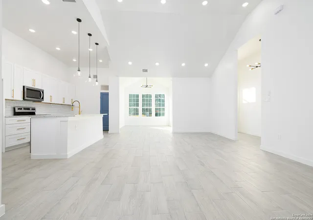 Photo 4 of Single family home for sale at 107 S Lon Price Dr, Blanco, TX 78606 | MLS# 1823874 | Listing updated on 2025-11-10