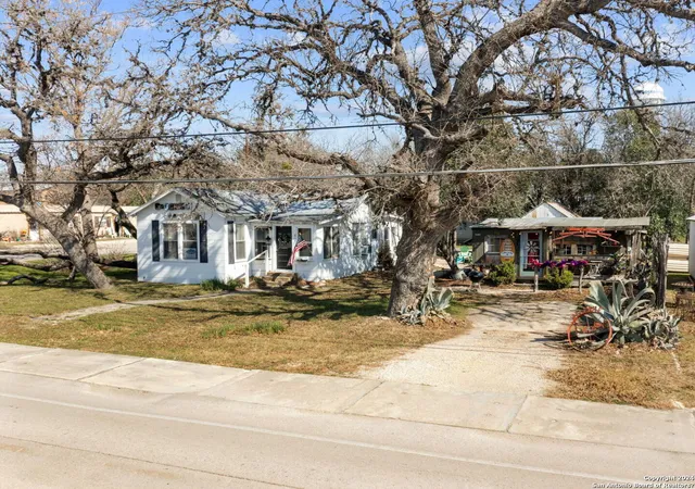 45th image of 814 12th St, Bandera, TX 78003 | MLS# 1824227