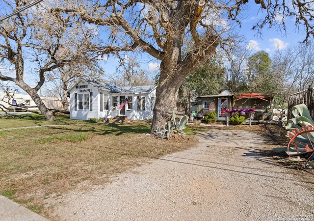 4th image of 814 12Th St, Bandera, TX 78003 | MLS# 1824227