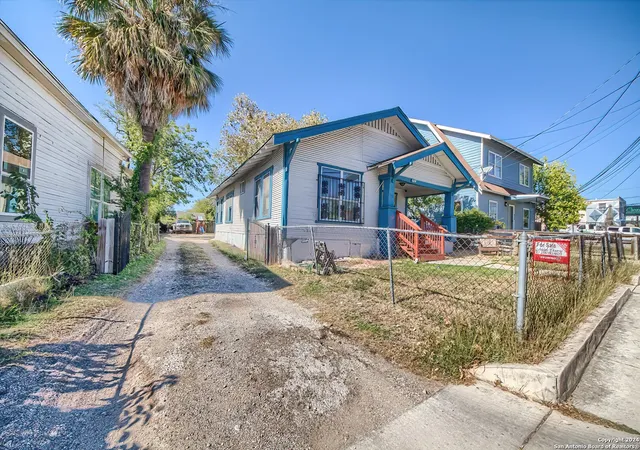 Photo 3 of Single family home for sale at 211 Blanco Rd, San Antonio, TX 78212 | MLS# 1825022 | Listing updated on 2025-12-19