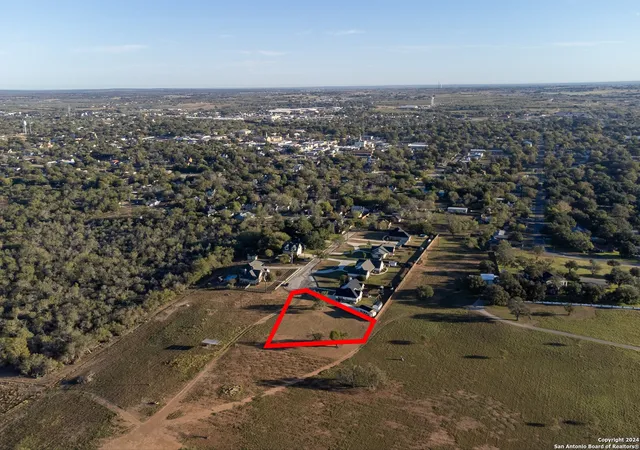4th image of 504 E St, Floresville, TX 78114 | MLS# 1825850