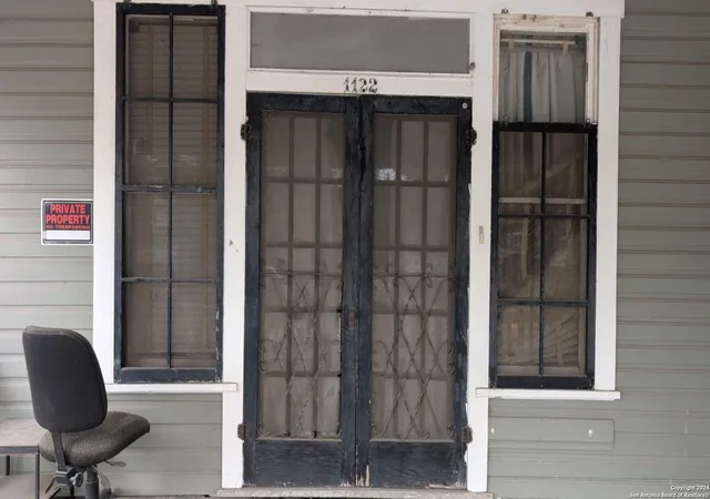 Photo 3 of Single family home for sale at 1122 Burnet St, San Antonio, TX 78202 | MLS# 1826108 | Listing updated on 2025-03-21