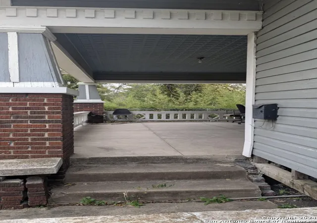 Photo 3 of Single family home for sale at 1122 Burnet St, San Antonio, TX 78202 | MLS# 1826108 | Listing updated on 2025-03-21