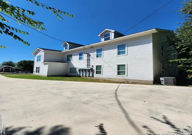 Photo 4 of House for sale at 121 E Highland Blvd, San Antonio, TX 78210 | MLS# 1826816 | Listing updated on 2025-10-11