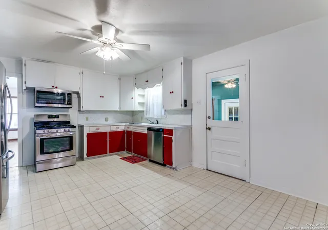 Photo 3 of Single family home for sale at 974 Baker, Seguin, TX 78155 | MLS# 1828071 | Listing updated on 2025-03-19