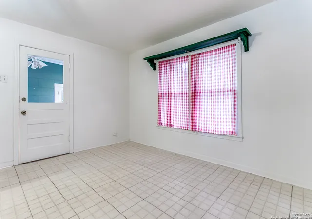 Photo 4 of Single family home for sale at 974 Baker, Seguin, TX 78155 | MLS# 1828071 | Listing updated on 2025-03-19