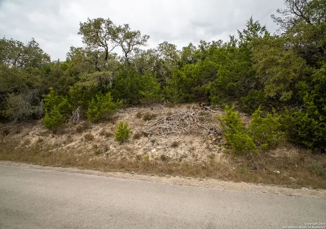 Photo 4 of Sale Pending at 566 Contour Dr, Canyon Lake, TX 78133 | MLS# 1828243 | Listing updated on 2025-11-10